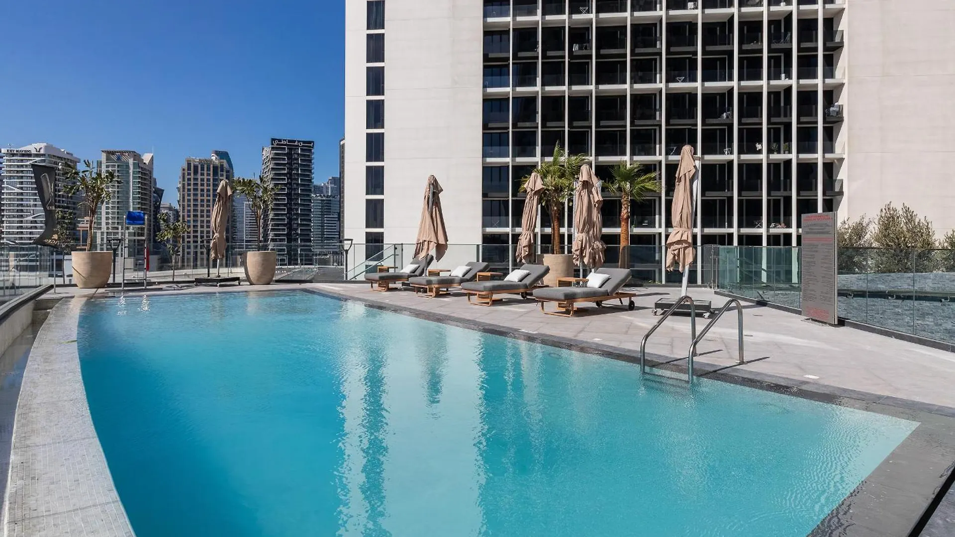 Simply Comfort Apartments At Nobles Tower Luxury Burj View Dubaj
