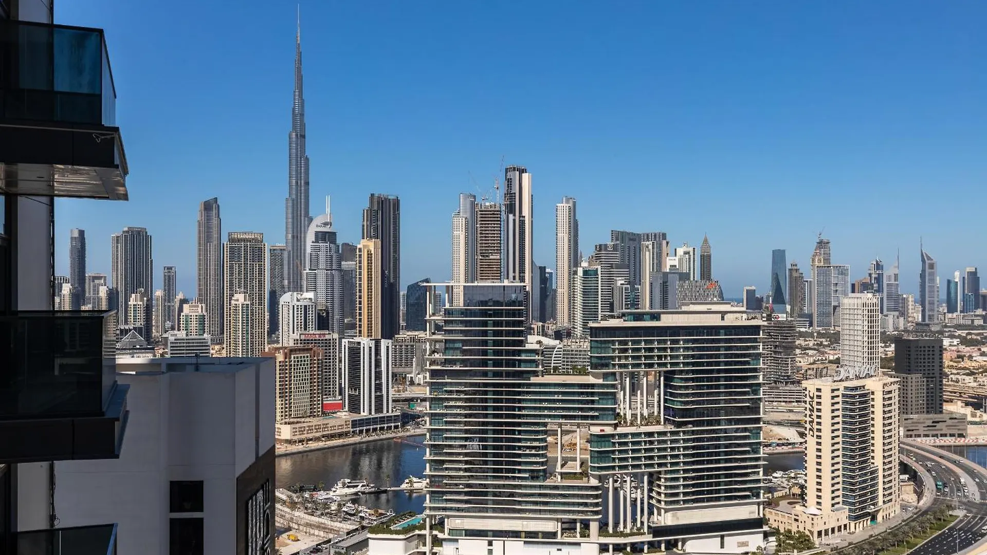 Simply Comfort Apartments At Nobles Tower Luxury Burj View Dubaj