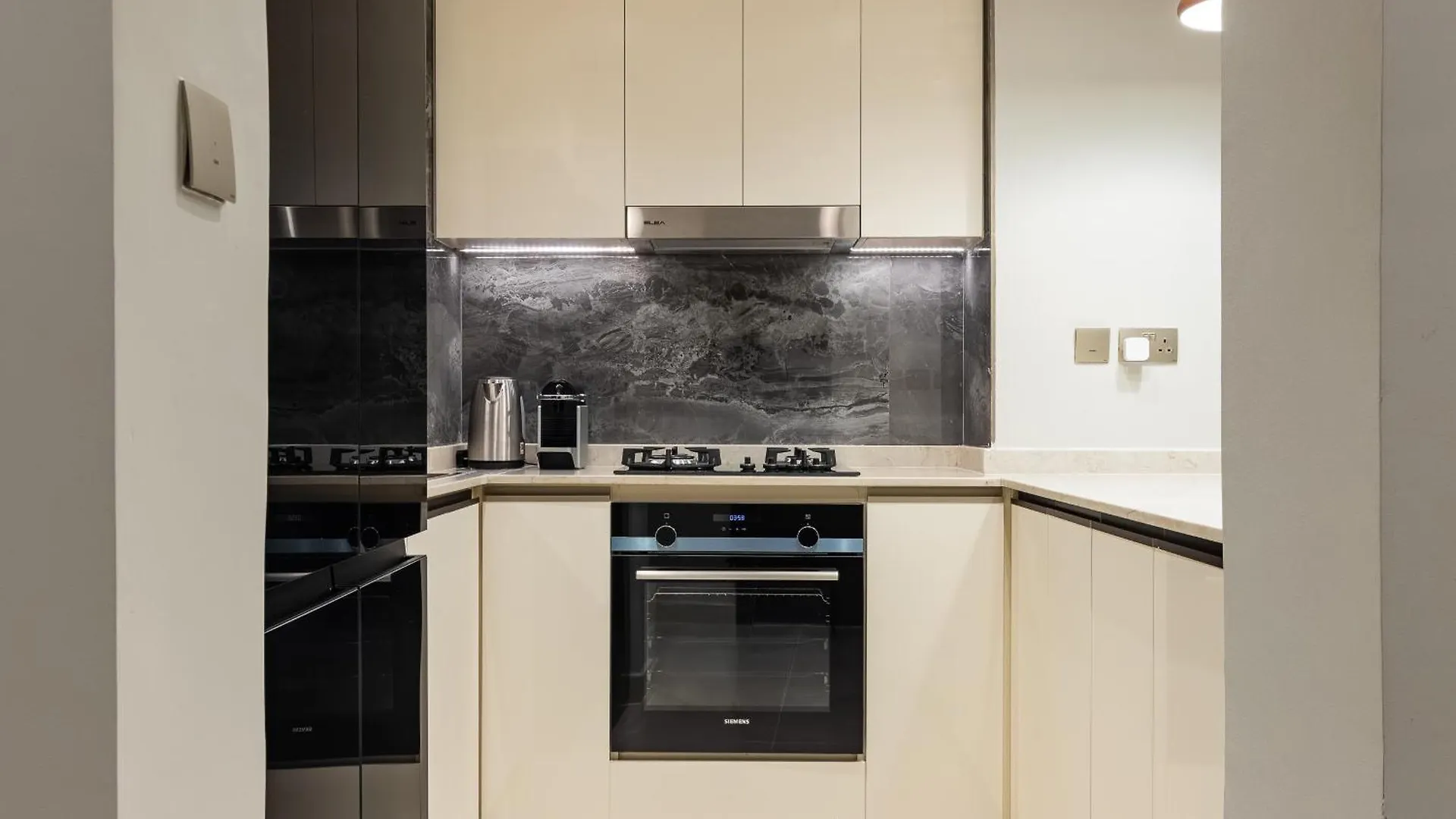 Simply Comfort Apartments At Nobles Tower Luxury Burj View Dubaj