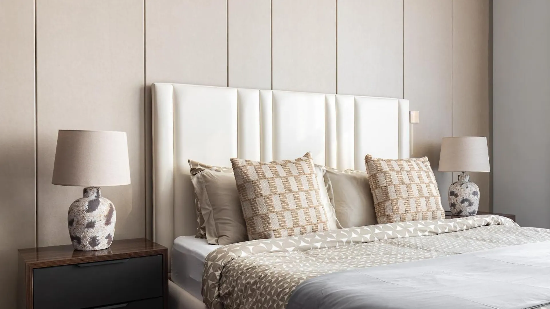 Simply Comfort Apartments At Nobles Tower Luxury Burj View Dubaj
