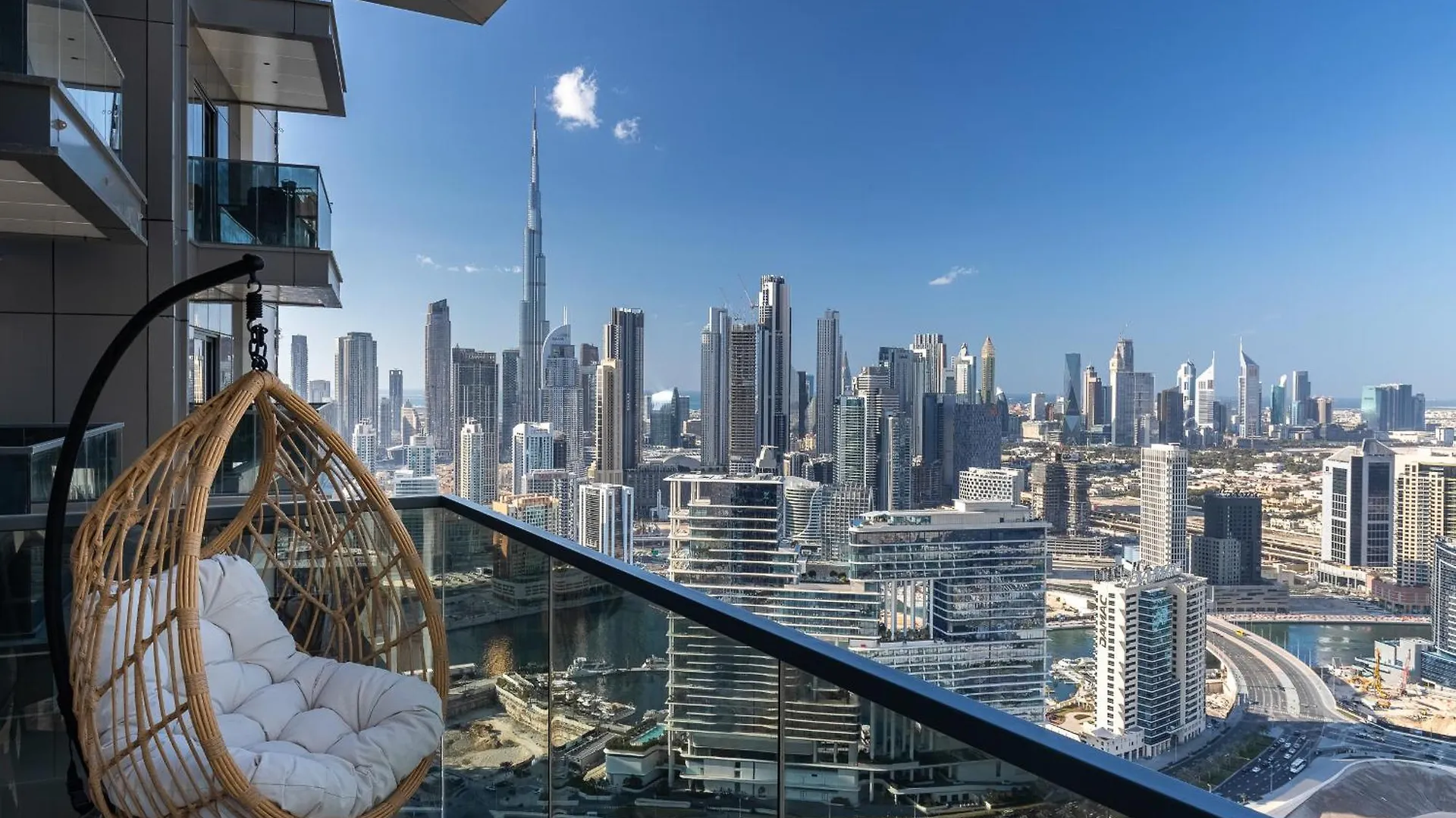 Simply Comfort Apartments At Nobles Tower Luxury Burj View Dubaj
