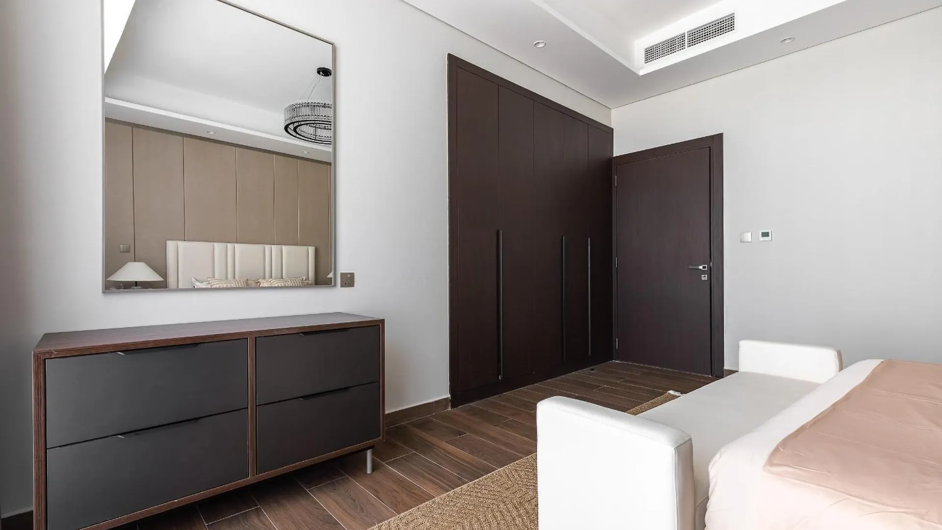 Simply Comfort Apartments At Nobles Tower Luxury Burj View Dubaj